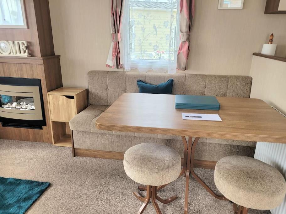 Caravan In The Cotswolds Villa ไซเร็นเซสเตอร์ ภายนอก รูปภาพ