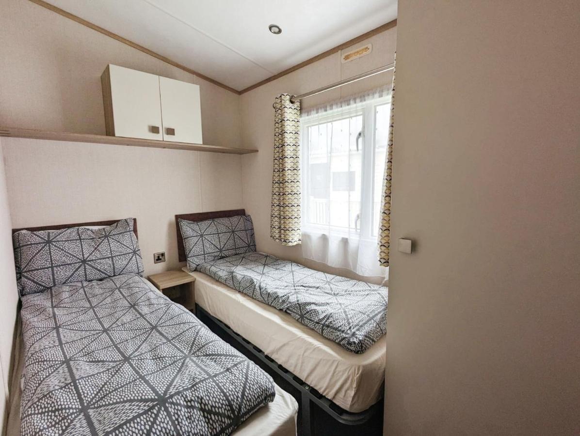 Caravan In The Cotswolds Villa ไซเร็นเซสเตอร์ ภายนอก รูปภาพ