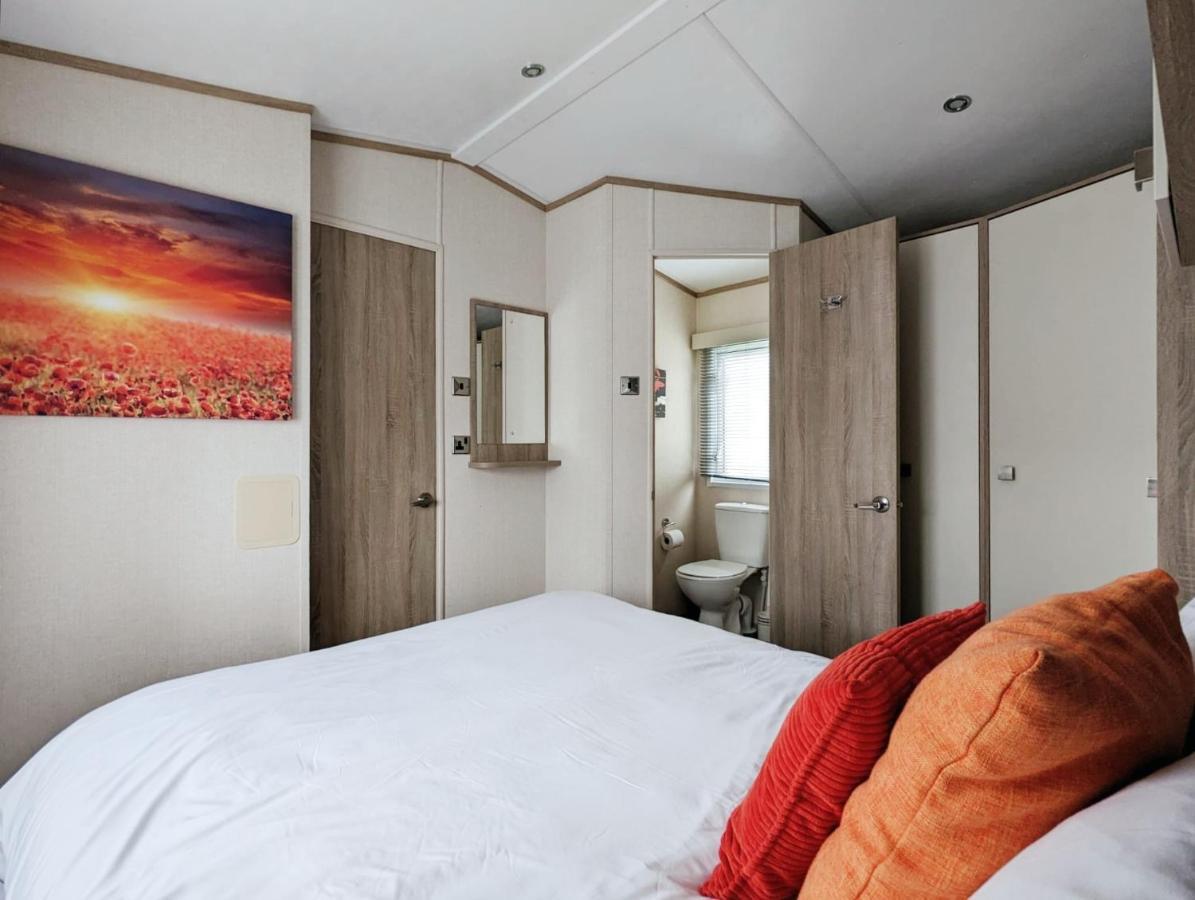 Caravan In The Cotswolds Villa ไซเร็นเซสเตอร์ ภายนอก รูปภาพ